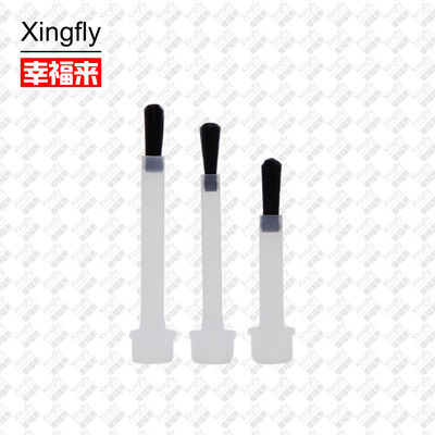 Los pinceles de reemplazo de gel blanco y negro para el esmalte de uñas